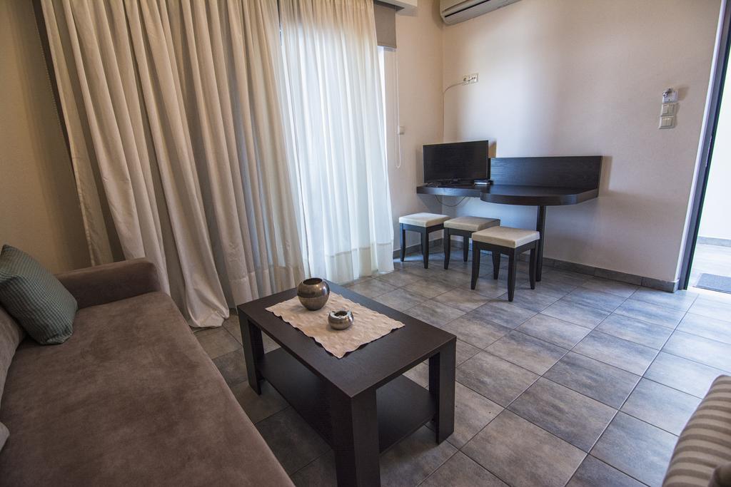 Gonis Suites Палиохора Екстериор снимка