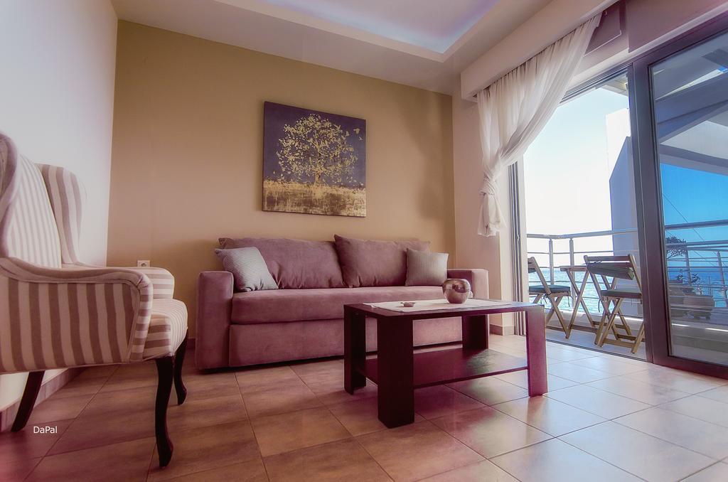 Gonis Suites Палиохора Екстериор снимка